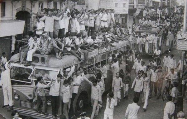 गुजरात नव निर्माण आंदोलन के दौरान सरकारी बस पर चढ़ कर प्रदर्शन करते छात्र