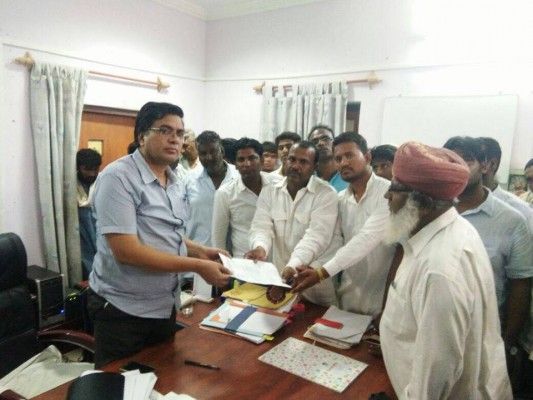जिला कलेक्टर को ज्ञापन सौंपते परिजन