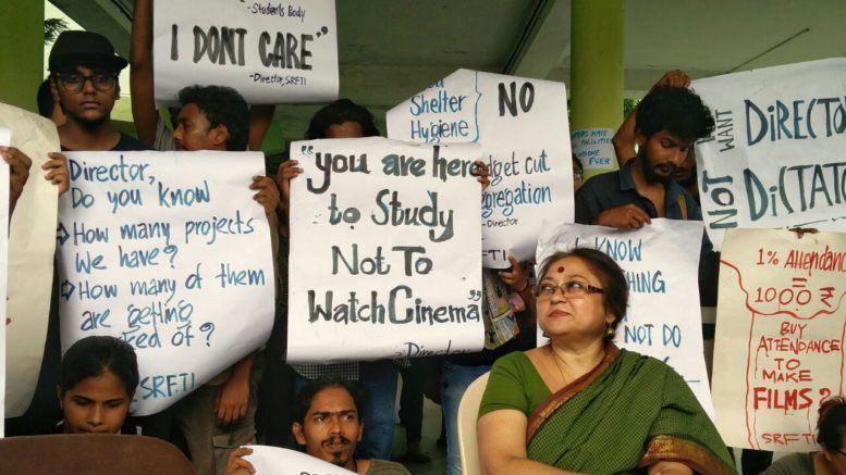 छात्रों का आरोप है कि SRFTI की डायरेक्टर डॉ देबमित्र मित्रा उनसे बात नहीं कर रहीं