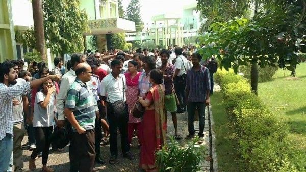 धरने के चलते 17 अक्टूबर को कॉलेज के अधिकारी अपने दफ्तर नहीं जा पाए
