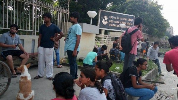 SRFTI के मेन गेट पर धरने पर बैठे छात्र