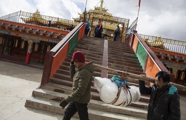 स्काय बरियल के लिए अपने परिजन को ले जाते तिब्बती फोटोःरॉयटर्स