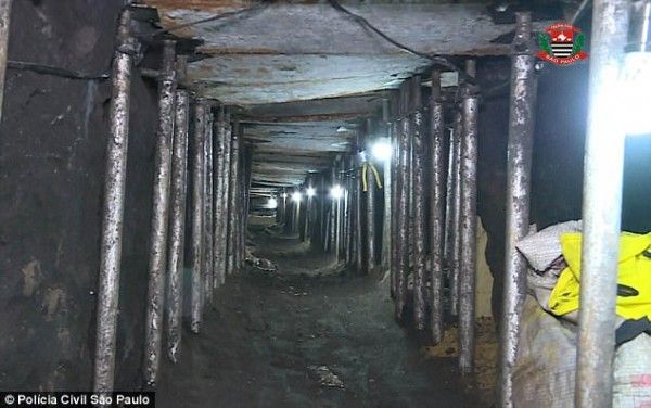 चोरों ने बाकायदा पिलर और लाइटों से लैस मजबूत टनल बना दी थी.