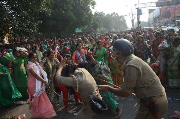 महिला कॉन्सटेबल्स पर आंगनबाड़ी वर्कर्स ने भी हमला बोला था.