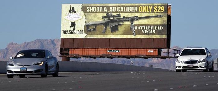 इस तस्वीर से आपको शायद अमेरिकी के गन कल्चर को समझने में मदद मिले. हाई वे पर लगे इस विज्ञापन में एक गन के लेटेस्ट मॉडल का ऐड दिख रहा है. 