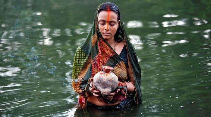 शहरों में रहने वाले लोगों के लिए साफ नदी-तालाब तो एक सपने जैसा ही है. मजबूरियां हैं, लेकिन इसका मतलब ये तो नहीं कि इंसान गंदे नाले में डुबकी लगाकर त्योहार मनाए (सांकेतिक तस्वीर)