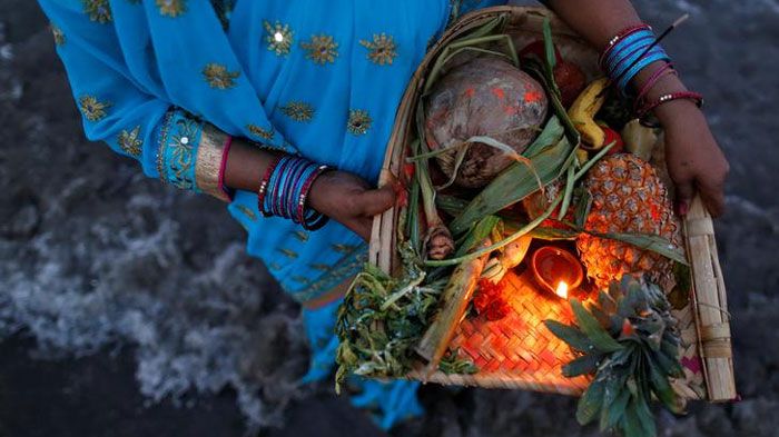 पूजा और भक्ति के नाम पर कॉमन सेंस को तिलांजलि दे देना शाबाशी का काम कतई नहीं है. आस्तिकता और मूर्खता में बहुत अंतर होता है.