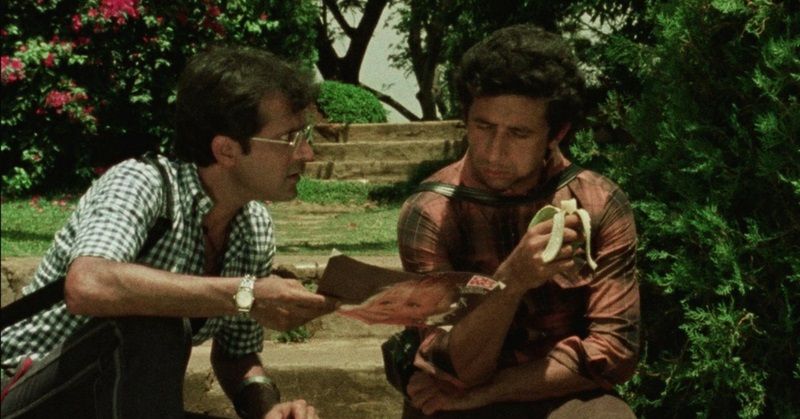 'जाने भी दो यारों' के दोनों फोटोग्राफर पात्र विनोद (नसीरुद्दीन शाह) और सुधीर (रवि बासवानी) जो करप्ट लोगों से हार जाते हैं.