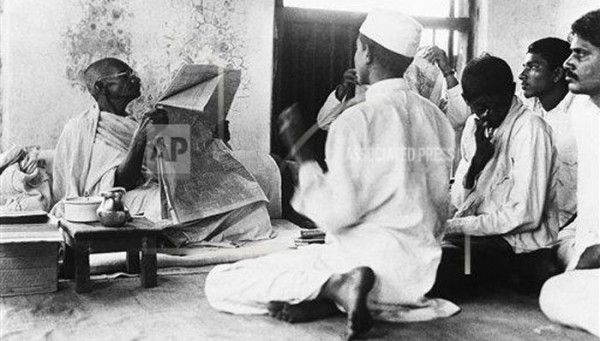 ये तस्वीर 23 अप्रैल, 1930 की है. गांधी अपने आश्रम के लोगों को 'द टाइम्स' अखबार पढ़कर देश-दुनिया की खबरें सुना रहे हैं.