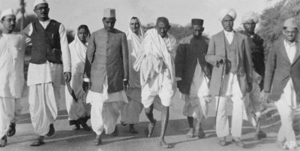 ये ऐतिहासिक डांडी मार्च के समय की तस्वीर है, जब गांधी अपने समर्थकों के साथ नमक कानून तोड़ने जा रहे थे.