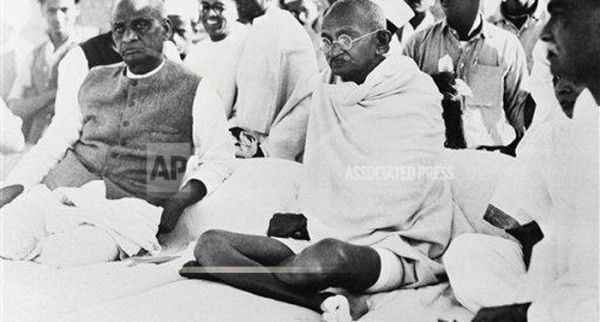 ये तस्वीर 2 मार्च, 1938 की है. हरिपुरा में आयोजित कांग्रेस बैठक के दौरान पशु फॉर्म खोले जाने के मौके पर मौजूद महात्मा गांधी.
