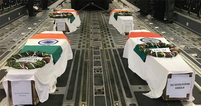 सेना ने कहा है कि शहीदों को हमेशा समुचित सैन्य सम्मान दिया जाता है. शहीदों के शवों को ले जाने के लिए बॉडी बैग्स, लकड़ी के बॉक्स और ताबूतों का इस्तेमाल होता है. सेना ने इस मामले को असामान्य बताया है.