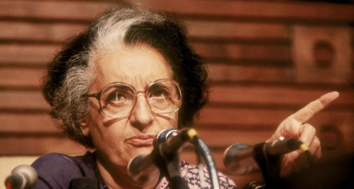 आंतरिक गड़बड़ी के नाम पर देशभर में आपातकाल लगा दिया गया. नागरिक अधिकार होल्ड पर चले गए. देश किसी पुलिस स्टेट में तब्दील हो गया. इमरजेंसी के दौरान करीब एक लाख लोग गिरफ्तार किए गए. कोई ट्रायल नहीं, कुछ नहीं. सजा हो जाती थी.