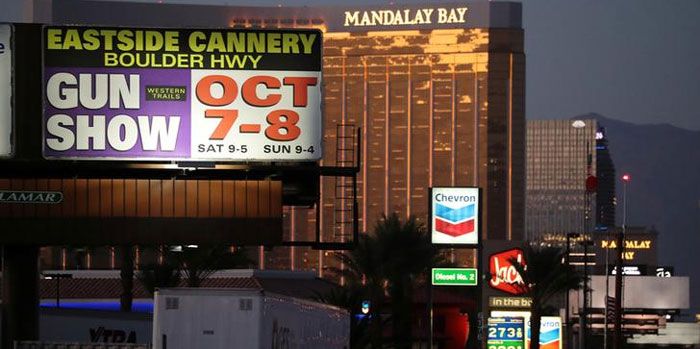 जिस होटल की खिड़की से हत्यारे स्टीफन पेडॉक ने इस मास शूटिंग को अंजाम दिया, उसके ठीक सामने गन शो के विज्ञापन का बोर्ड लगा है. 