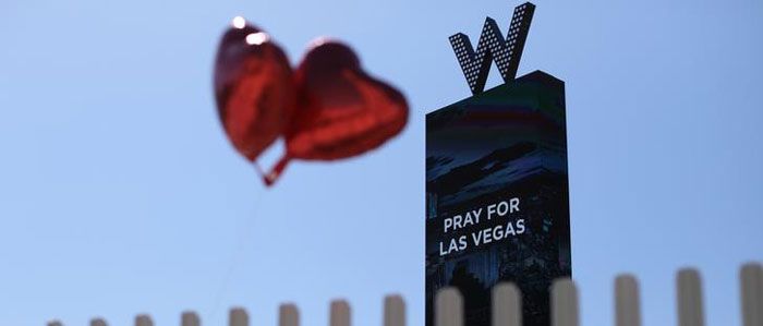लास वेगस शहर के लिए इमारत पर लिखा संदेश और प्यार के पैगाम के तौर पर बांधे गए दिल के आकार के बैलून. 