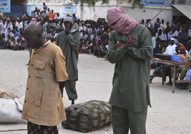 A man is publicly flogged by a Somali al-Shabab fighter after being accused by the hardline Islamic group of using marijuana in Bula Marer town, December 13, 2008. Somalia's President Abulahi Yusuf sacked his prime minister on Sunday, saying he had failed to bring security to the chaotic country. A respected Somali rights group said this week that fighting in the Horn of Africa country had killed more than 16,200 civilians since the start of last year, when allied Somali-Ethiopian forces drove the Islamists out of power. Picture taken December 13, 2008. REUTERS/Ismail Taxta (SOMALIA)