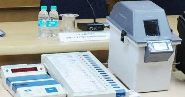 VVPAT मशीन को इलेक्ट्रॉनिक वोटिंग मशीन के साथ जोड़ा जाता है. फाइल फोटो. 