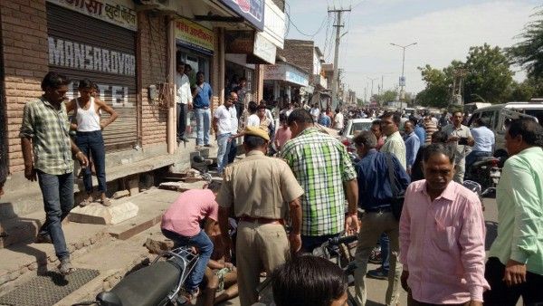 पुलिस ने पहुंचकर युवक को बचाया.