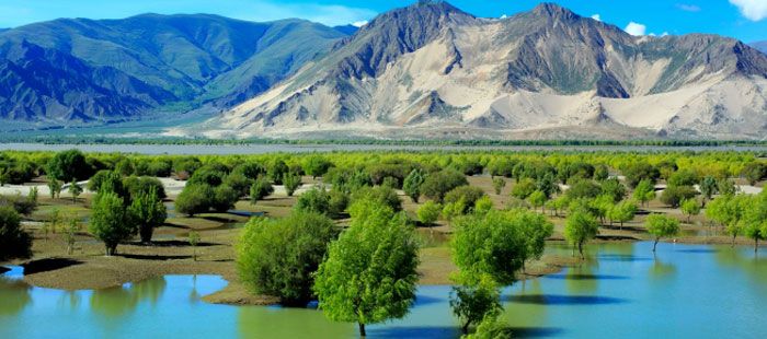 तिब्बत में कई नदियां पैदा होती हैं. पानी के लिहाज से तिब्बत की काफी अहमियत है. ये तिब्बत में बहने वाली यार्लूंग सांगपो की एक तस्वीर है (फोटो: अलामी स्टॉक फोटो)