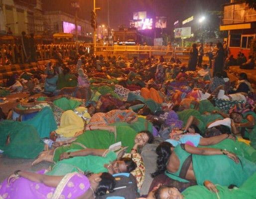 आंगनबाड़ी वर्कर्स ने मेन सड़क को ही बिस्तर बनाके घेर रखा था.