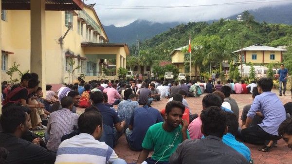 NIT अरुणाचल प्रदेश के बच्चे मानव संसाधन मंत्रालय की टीम के दौर के समय युपिया कैंपस में जमे रहे