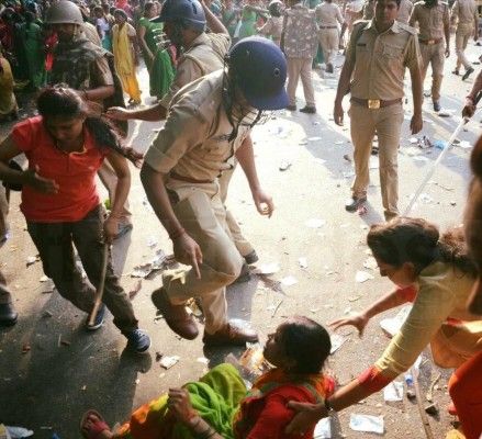 फोटो में बाईं तरफ पिंक टीशर्ट में महिला कॉन्सटेबल है. उसे इस महिला से बचाने के लिए ही एएसपी ने हाथ उठाया था.
