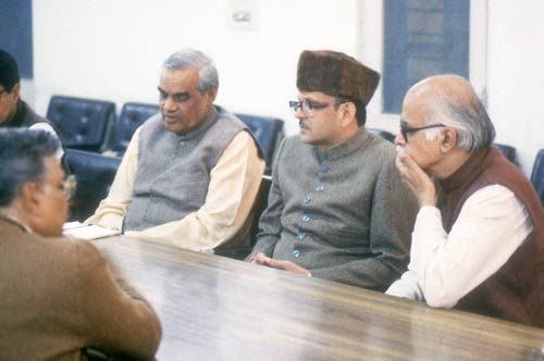 वीपी सिंह, आडवाणी और अटल बिहारी वाजपेयी