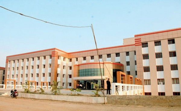 पटना एम्स की चमचमाती बिल्डिंग.