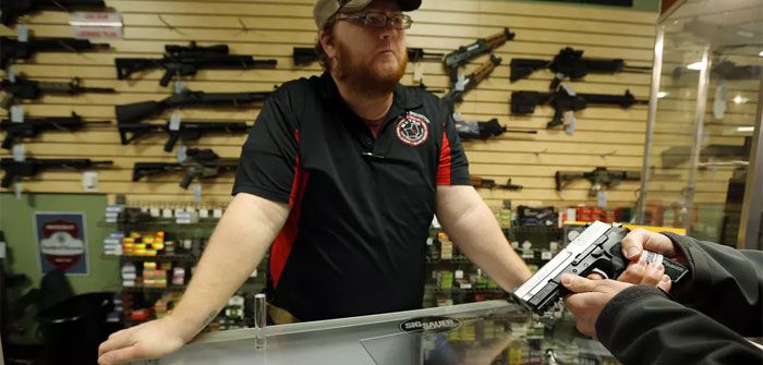 अमेरिका की गन पॉलिसी को लेकर लंबे समय से बहस चल रही है. बहस तो हो रही है, लेकिन कुछ बेहतर होता नहीं दिख रहा है. 