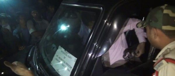 छात्रों का कहना है कि NIT के असिस्टेंट रजिस्ट्रार जब उनसे मिलने आए तो उन्होंने छात्रों को बंदूक दिखा कर धमकाया