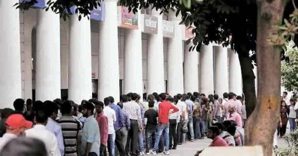 नोटबंदी के बाद एटीएम के बाहर लगी कतार