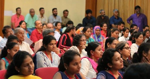 संगमन में वक्ताओं को सुनते लोग (फोटो क्रेडिट: विनायक समंत)
