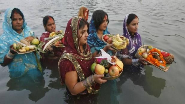 महिलाओं को इस व्रत के लिए 36 घंटे भूखा रहना पड़ता है. वैसे ये व्रत कोई भी रख सकता है.