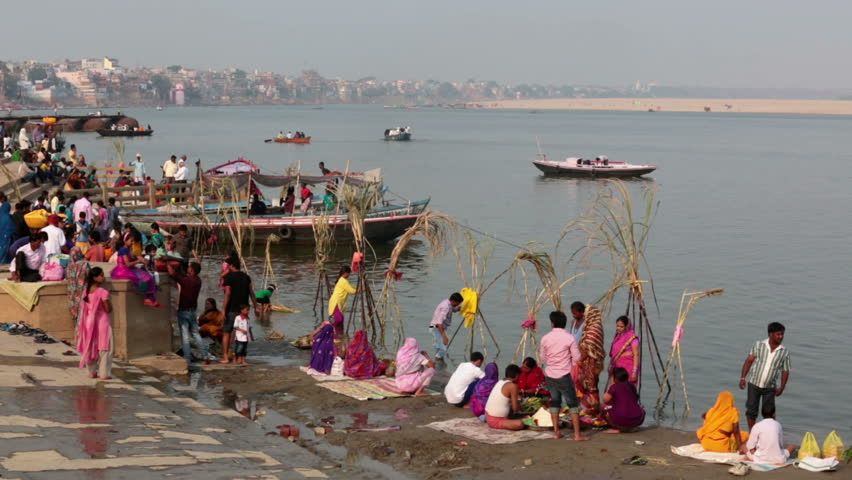 वाराणसी समेत यूपी के भी कई शहरों में छठ पूजा की जाती है.