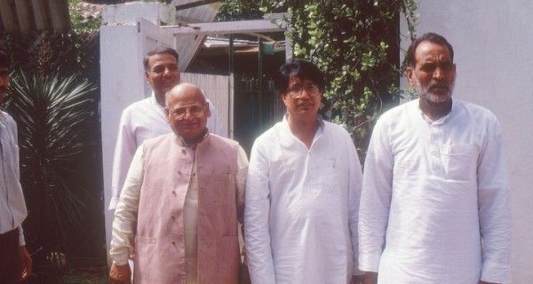 चिमनभाई, अजीत सिंह और चंद्रशेखर (बाएं से दाएं). पीछे खड़े हैं यशवंत सिंहा