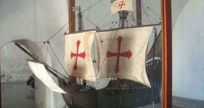 ये उस 'सैंटा मारिया' नाम के जहाज का मॉडल है, जिसपर बैठकर कोलंबस अमेरिका पहुंचे थे. प्यूरटो रिको के फोर्ट सैन क्रिस्टोबल में इसका एक मॉडल रखा हुआ है (फोटो: विकीपीडिया)