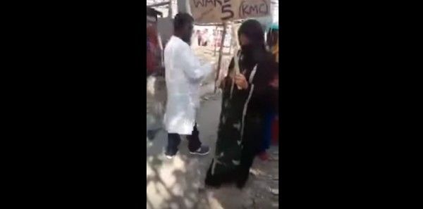 पैसे लेती इस महिला के हाथ में बोर्ड देखिए, इसमें केएमसी के वार्ड 5 का जिक्र है.