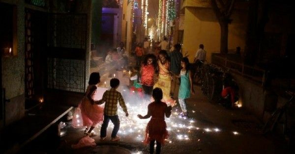 दिवाली पर पटाखे जलाते बच्चों की तस्वीर