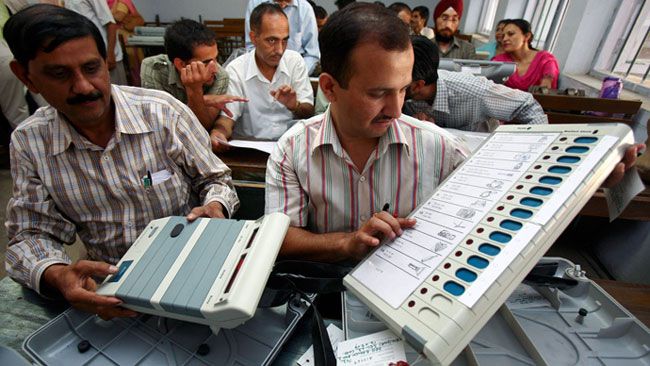 EVM से पोलिंग पर लोग समय-समय पर तकनीकी खराबी या बेईमानी का इल्ज़ाम लगाते रहे हैं