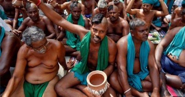 दिल्ली में जंतर मंतर पर विरोध प्रदर्शन करते तमिलनाडु के किसान