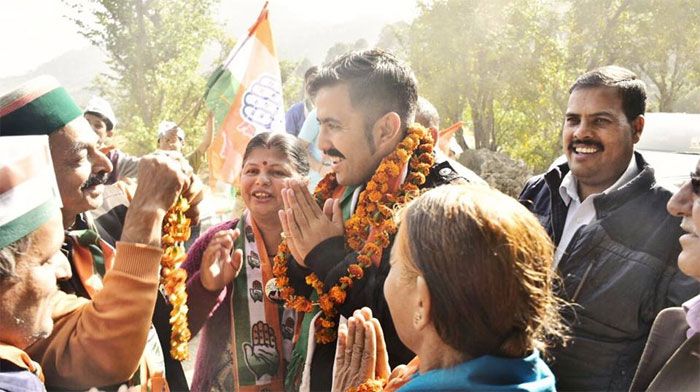 जब विक्रमादित्य के चुनाव लड़ने का ऐलान हुआ, तब न केवल वीरभद्र सिंह, बल्कि कांग्रेस की भी आलोचना हुई. इसे कांग्रेस के अंदर पैठ बना चुके परिवारवाद का एक और अध्याय बताया गया. 
