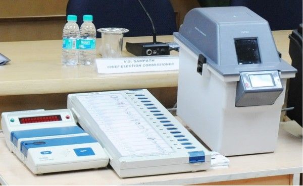 EVM के साथ VVPAT सेट (फोटोःपीआईबी)