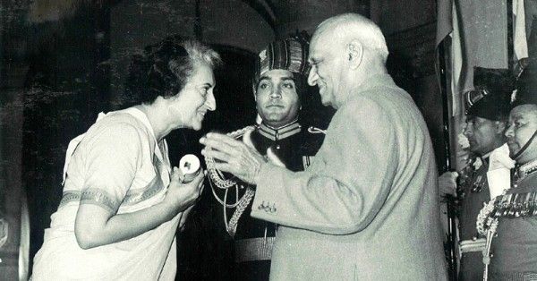 वी.वी. गिरी से भारत रत्न लेती इंदिरा 