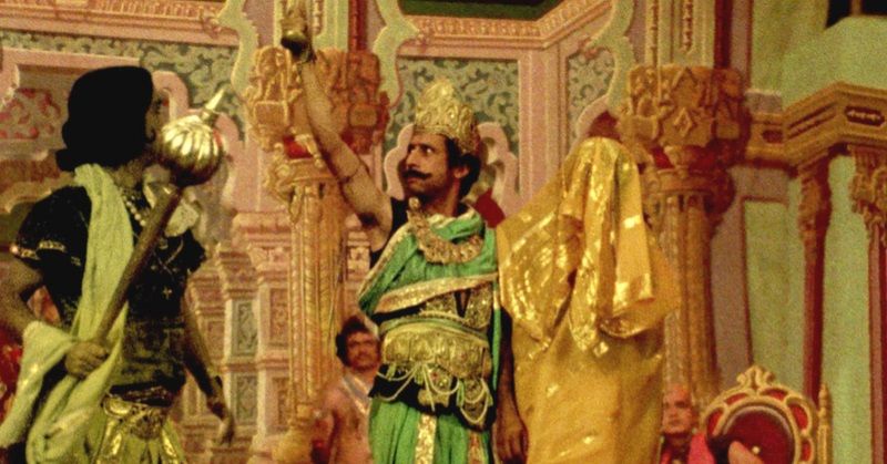 'जाने भी दो यारों' का यादगार महाभारत वाला सीन जो देखकर लोग हंस-हंस कर दीवाने हो गए. यहां दृश्य में नज़र आ रहा है नसीरुद्दीन शाह का पात्र.