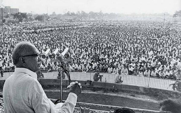 पटना के गांधी मैदान से संपूर्ण क्रांति का आह्वान करते जयप्रकाश नारायण 