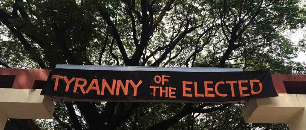 FTII के प्रवेश द्वार पर कभी लगा बैनर - 'चुने हुए की निरंकुशता.' (फोटोः एफटीआईआई विज़्डम ट्री)