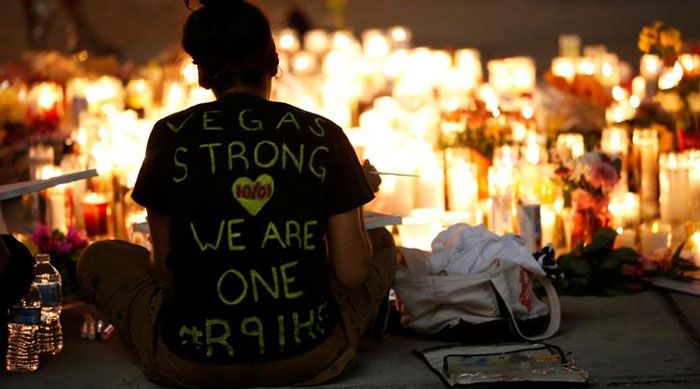 मृतकों की आत्मा की शांति के लिए जगह-जगह लोग कार्यक्रम आयोजित कर रहे हैं. तस्वीर में नजर आ रही युवती ने भी अपनी टी शर्ट पर लास वेगस शहर के लोगों की हिम्मत बढ़ाने के लिए मैसेज लिखा है. 