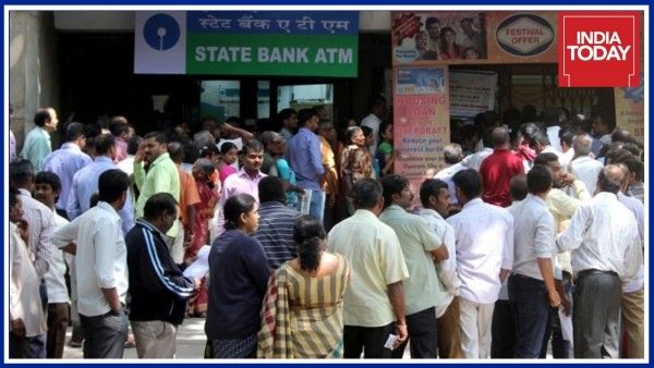 नोटबंदी के बाद नोटों की कमी के चलते बैंकों ने बांटे थे सिक्के.