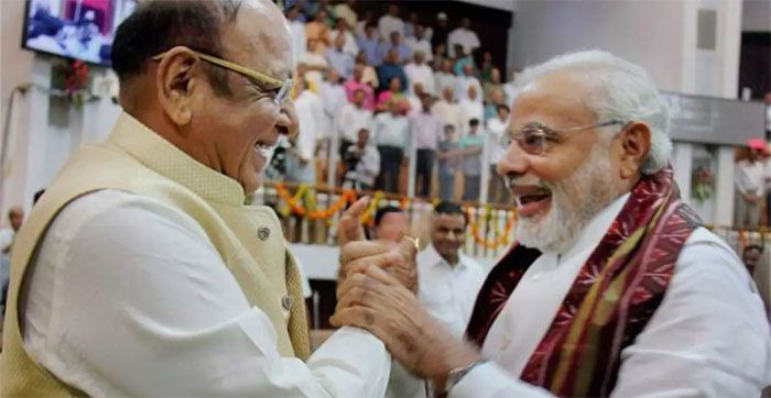 मोदी और वाघेला का पुराना इतिहास है. पहले दोस्ती, फिर दुश्मनी, फिर दोस्ती. मोदी के साथ उनका रिश्ता एक तरह से उनके करियर के बनने-बिगड़ने की कहानी है.