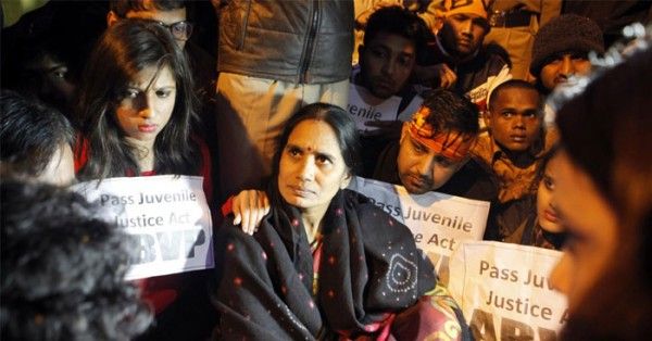 निर्भया गैंगरेप के विरोध में प्रदर्शन करते लोग और बीच में काले शॉल में बैठीं निर्भया की मां